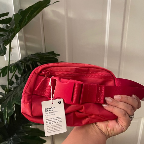 Lululemon cross body bag CHERRY MIST - Picture 2 of 3